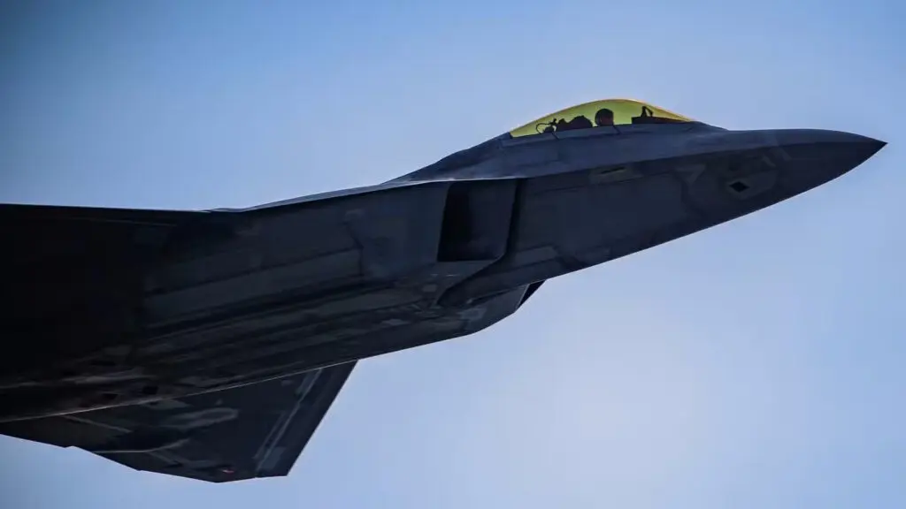 f-22-in-flight-close-up-1024x576