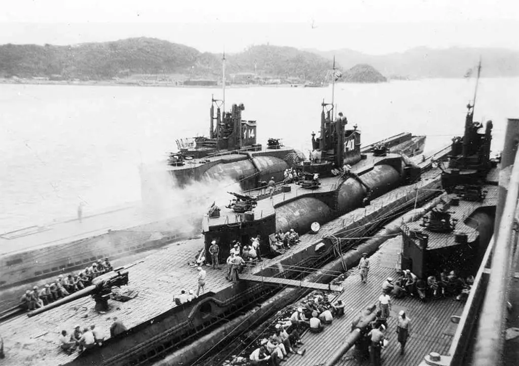 3-captured-I-400-class-submarine-prototype-aircraft-carriers-in-Tokyo-Bay-1945