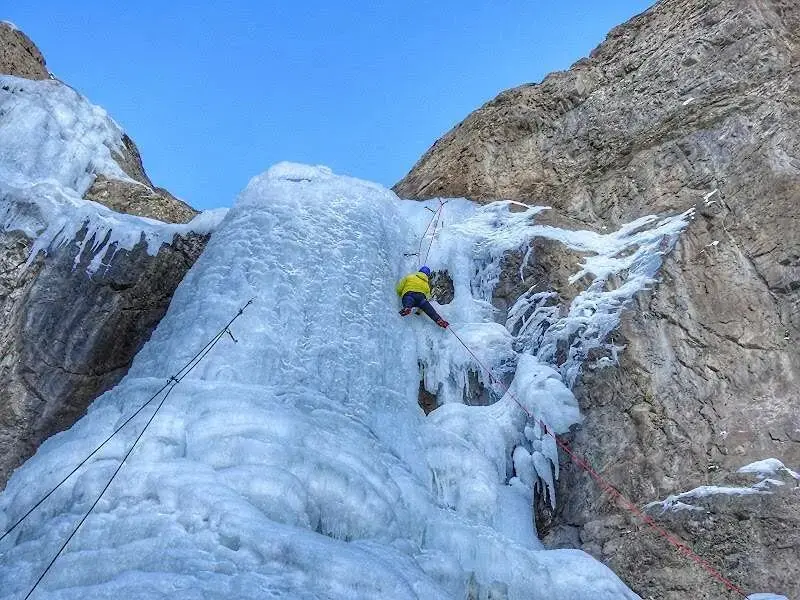 آبشار یخی خور