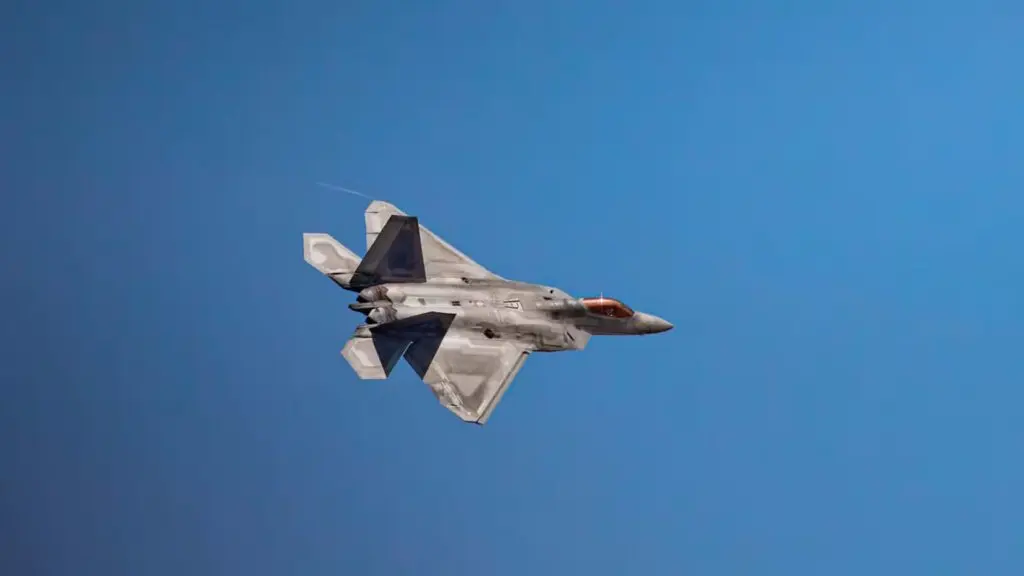 f-22-usaf-bank-right-1024x576