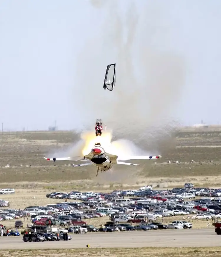 2003_thunderbirds_mountain_home_airshow_crash_ejection