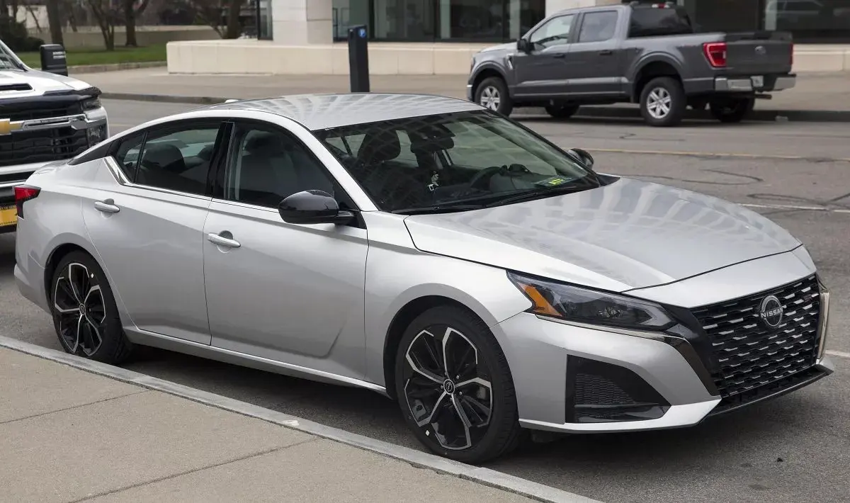 2023_Nissan_Altima_SR_in_Brilliant_Silver_Metallic_front_right.jpg_11zon