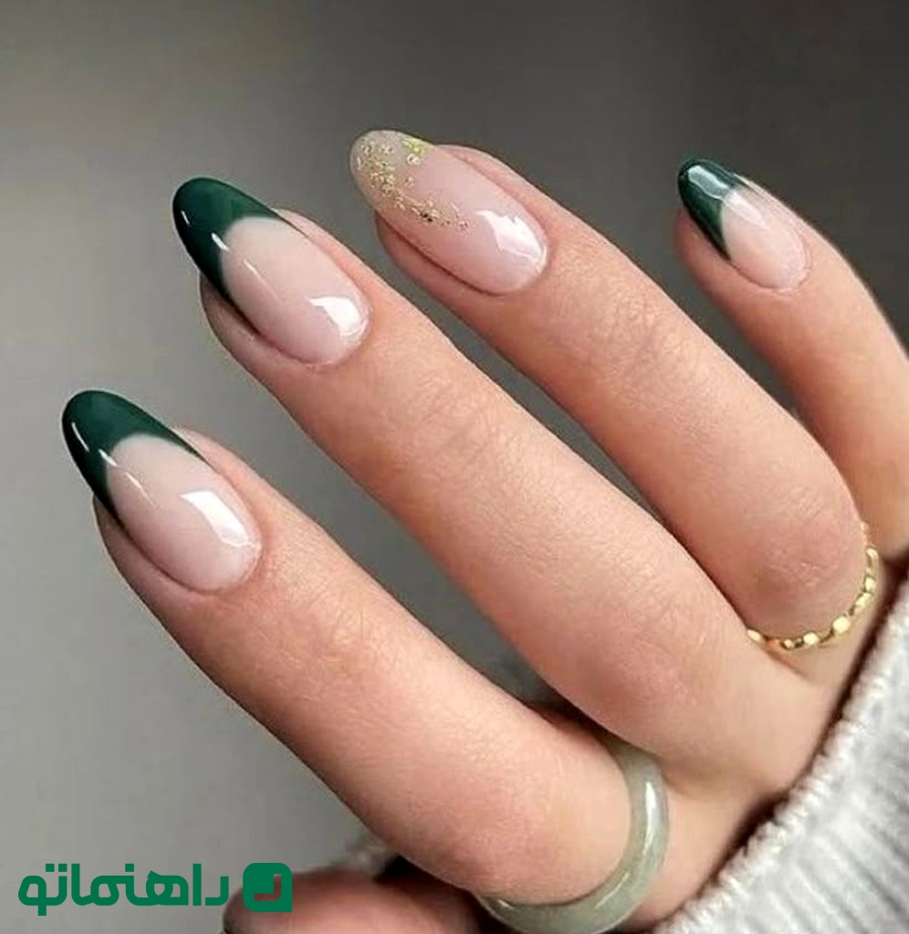 4. مدل ناخن بادامی با فرنچ سبز زمردی و اکلیل طلایی