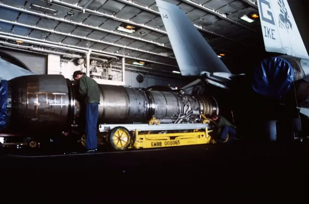 tf30_turbofan_in_an_f-14a-1024x678