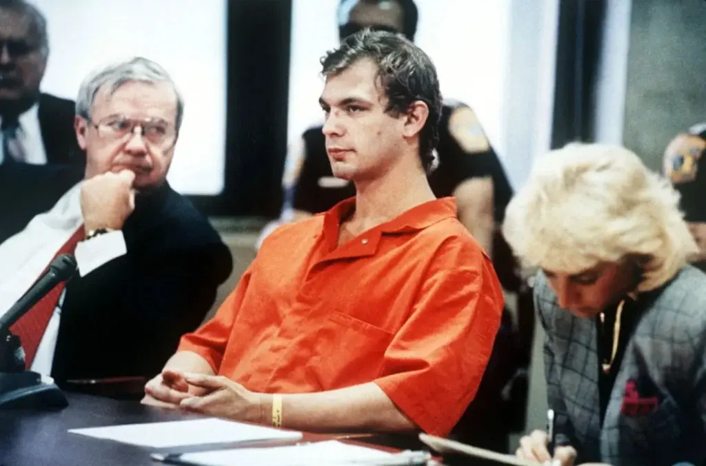 Jeffrey-Dahmer-attorneys-hearing-Milwaukee-Wisconsin-August-22-1991-1024x676_11zon