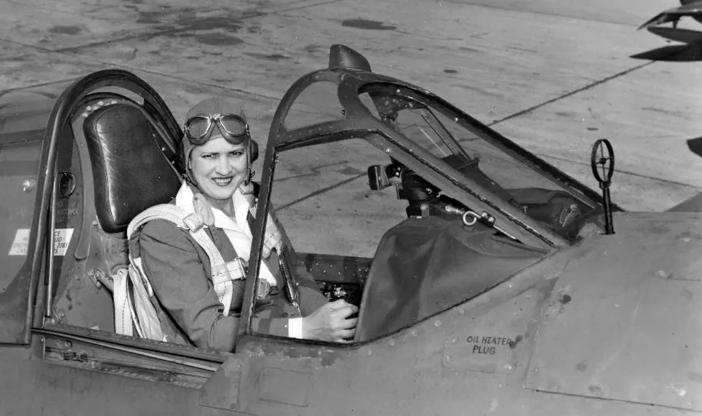 Jacqueline_Cochran_in_a_Curtiss_P-40_Warhawk-1024x608