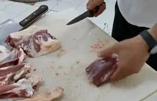 ساده ترین و اصولی ترین روش برای خرد کردن گوشت گوسفند + ویدئو