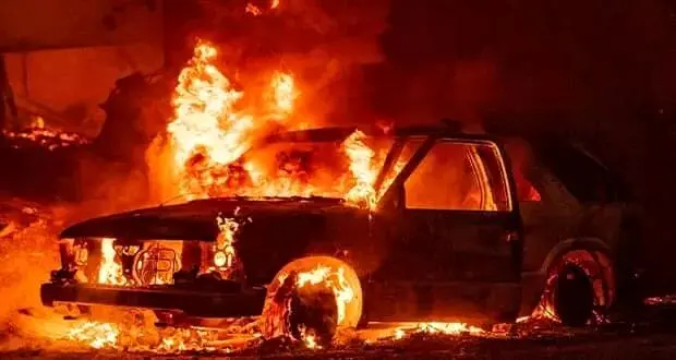 (ویدئو) تصاویر دلهره آور آتش زدن عمدی یک خودرو در مشهد