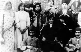 دستۀ «مطرب‌ها» با ساز و قلیان؛ بیش از یک قرن قبل