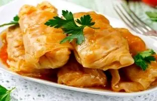خوشمزه بپزید؛ طرز تهیه دلمه کلم برگ و فوت و فن‌های آن 
