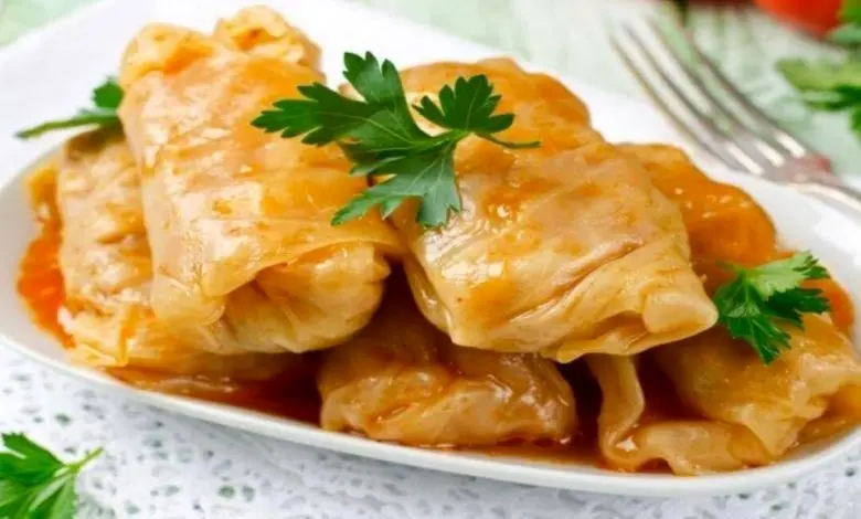 خوشمزه بپزید؛ طرز تهیه دلمه کلم برگ و فوت و فن‌های آن 