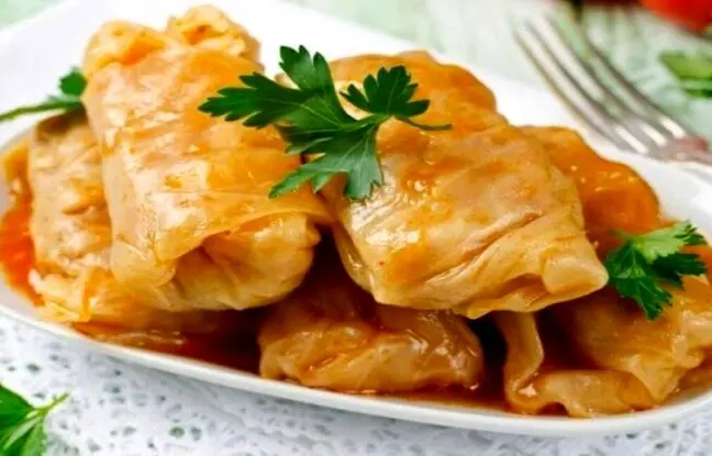 خوشمزه بپزید؛ طرز تهیه دلمه کلم برگ و فوت و فن‌های آن 