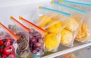 کدام کیسه، ایمنی بیشتری برای نگهداری غذا دارد؟/ کیسه فریزر، کیسه زیپ‌دار یا کیسه‌های سیلیکونی؟