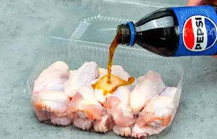 طرز پخت یک غذای خوشمزه رومانیایی با بال مرغ و نوشابه + ویدئو