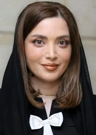  لحظه جایزه گرفتن بهنوش طباطبایی از دستان جواد عزتی در جشن حافظ 