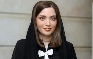  لحظه جایزه گرفتن بهنوش طباطبایی از دستان جواد عزتی در جشن حافظ 