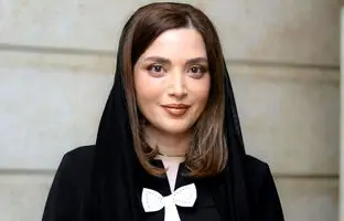  لحظه جایزه گرفتن بهنوش طباطبایی از دستان جواد عزتی در جشن حافظ 