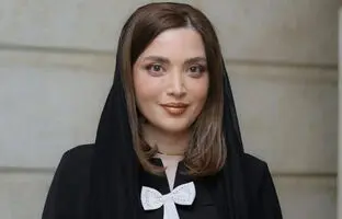  لحظه جایزه گرفتن بهنوش طباطبایی از دستان جواد عزتی در جشن حافظ 
