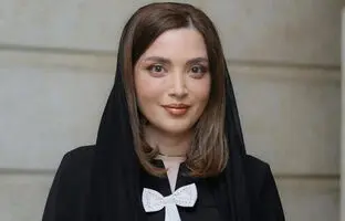  لحظه جایزه گرفتن بهنوش طباطبایی از دستان جواد عزتی در جشن حافظ 