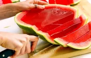 شب یلدا با هندوانه چی درست کنیم؟ + 3 ایده جذاب و متنوع برای‌ تهیه دسر هندوانه‌ای