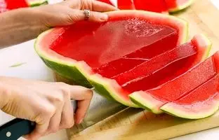 شب یلدا با هندوانه چی درست کنیم؟ + 3 ایده جذاب و متنوع برای‌ تهیه دسر هندوانه‌ای