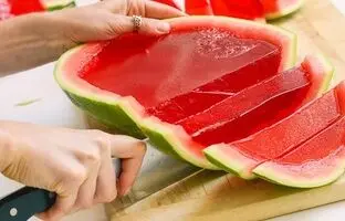 شب یلدا با هندوانه چی درست کنیم؟ + 3 ایده جذاب و متنوع برای‌ تهیه دسر هندوانه‌ای