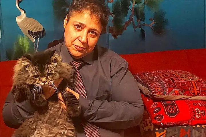 پاپاراتزی ایرانی؛ واکنش جالب مازیار لرستانی به دیدن یک گربه طلایی در حاشیه مراسم بزرگداشت گلاب آدینه + ویدئو