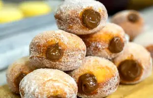 خوشمزه بپزید؛ طرز طهیه نان خامه ای با نوتلا + ویدئو