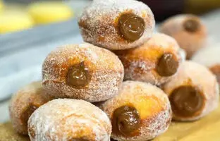 خوشمزه بپزید؛ طرز طهیه نان خامه ای با نوتلا + ویدئو