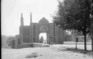 دروازه دولت و دیوارهای خشتی تهران در اوایل قرن بیستم + عکس