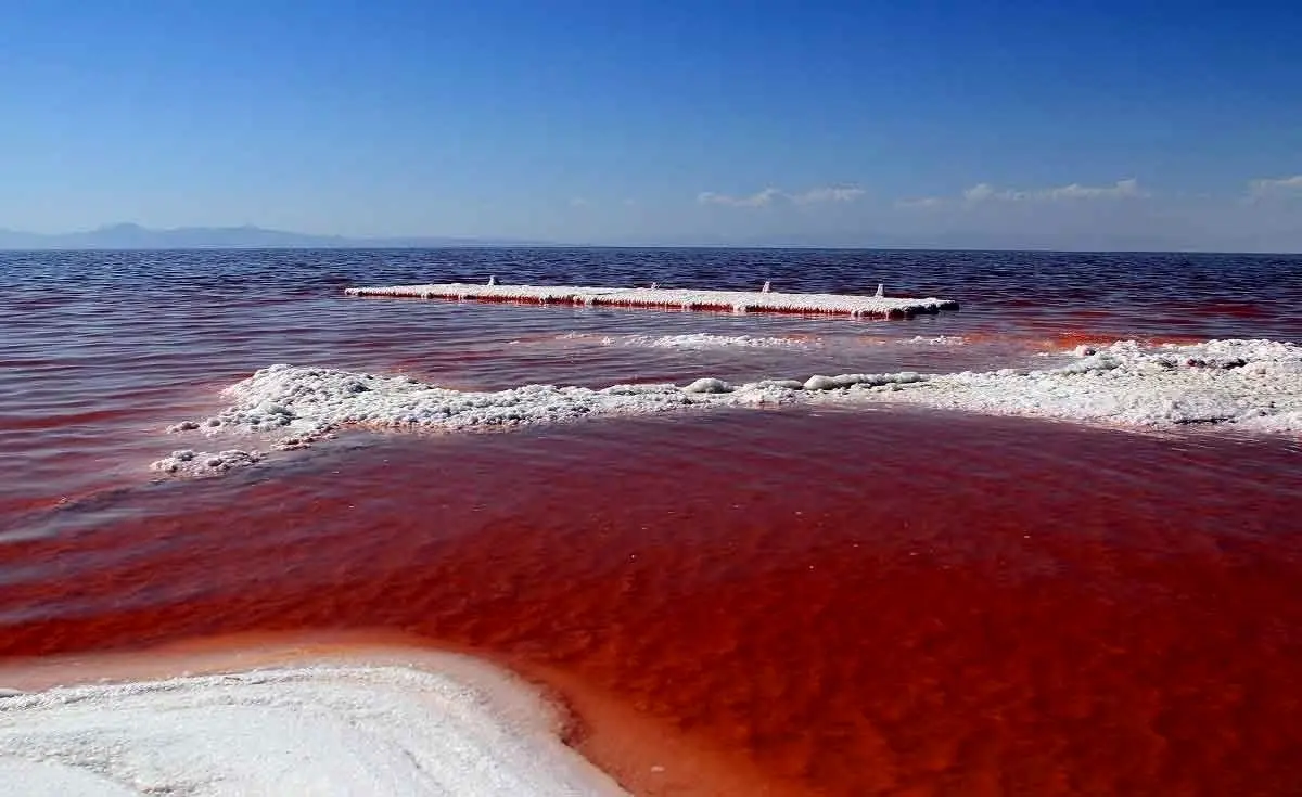 (ویدیو) آب دریاچه ارومیه قرمز شد