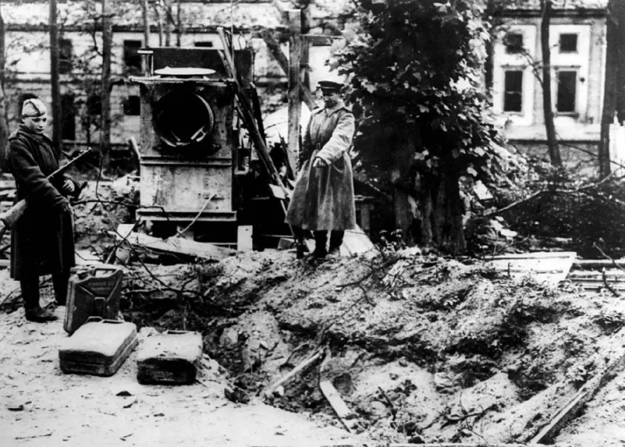 شوروی‌ها جسد نیمه‌سوخته هیتلر را در انباری پیدا کردند