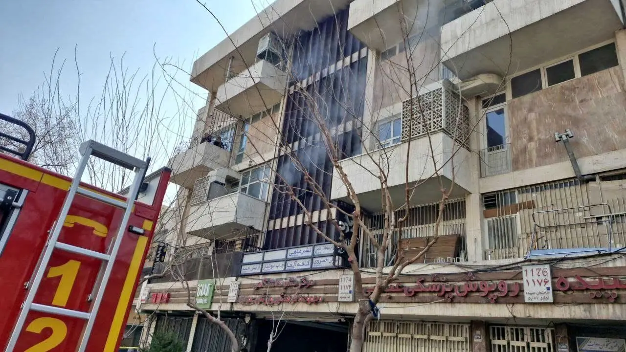 اولین تصاویر از آتش‌سوزی در خیابان انقلاب