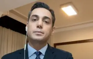  لحظه پریدن کیانوش سنجری از ایوان ساختمان چارسوی تهران + ویدئو