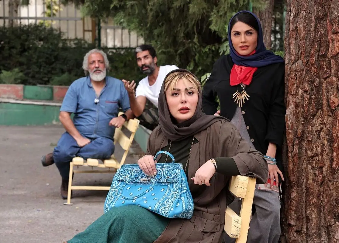  «امیر جعفری، آزاده، ساعد، نیوشا و هادی کاظمی» در پشت صحنه فیلم پول و پارتی؛ سال 1402 + تصویر