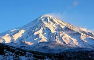 نمای قله دماوند از دل کویر مرنجاب 