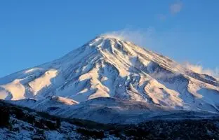 نمای قله دماوند از دل کویر مرنجاب 