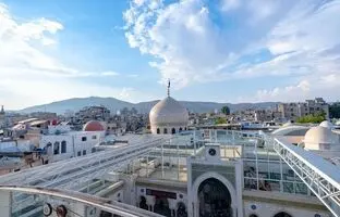 جمع آوری پرچم‌ها و مفاتیح از حرم حضرت رقیه (س) به دستور تحریر الشام + ویدئو