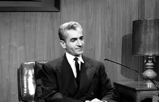محمدرضا پهلوی و فرح در حال سورتمه سواری در دیزنی لند سال 1341