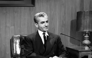 محمدرضا پهلوی و فرح در حال سورتمه سواری در دیزنی لند سال 1341
