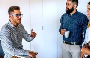 9عبارتی که قضاوت پنهان را حمل می‌کنند 