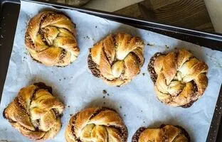 طرز تهیه رول خرما و گردو؛ یک صبحانه و تغذیه مقوی برای دانش‌آموزان