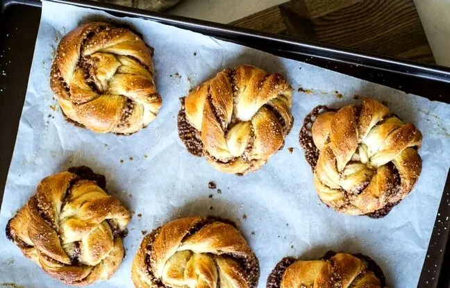 طرز تهیه رول خرما و گردو؛ یک صبحانه و تغذیه مقوی برای دانش‌آموزان