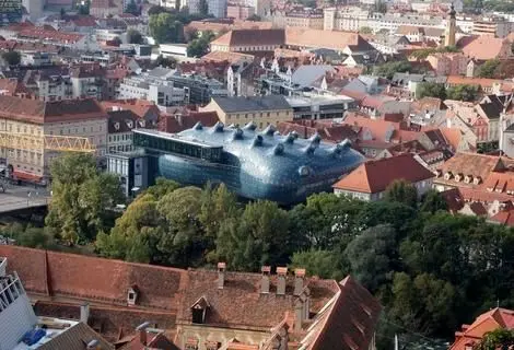 معماری متفاوت موزه‌ای در اتریش که شبیه یک بیگانۀ فضایی است + عکس