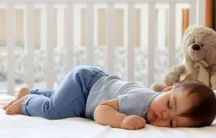 راهنمای فرزندپروری؛ از چه سنی کودک باید در اتاق خود بخوابد؟