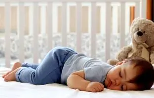 راهنمای فرزندپروری؛ از چه سنی کودک باید در اتاق خود بخوابد؟