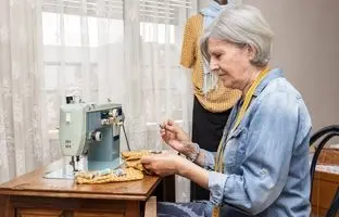 چرا چرخ خیاطی نخ پاره می‌کند؟ دلایل و راه‌حل‌های ساده برای رفع مشکل