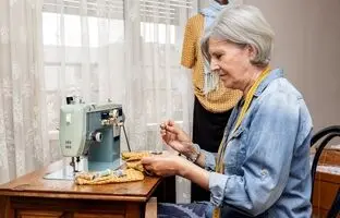 چرا چرخ خیاطی نخ پاره می‌کند؟ دلایل و راه‌حل‌های ساده برای رفع مشکل
