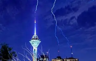لحظه برخورد صاعقه به برج میلاد شب گذشته + ویدئو