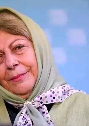  «ثریا قاسمی» در جوانی در آغوش مادرش «حمیده خیرآبادی» 